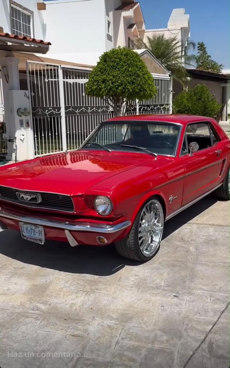 Mustang rojo restaurado