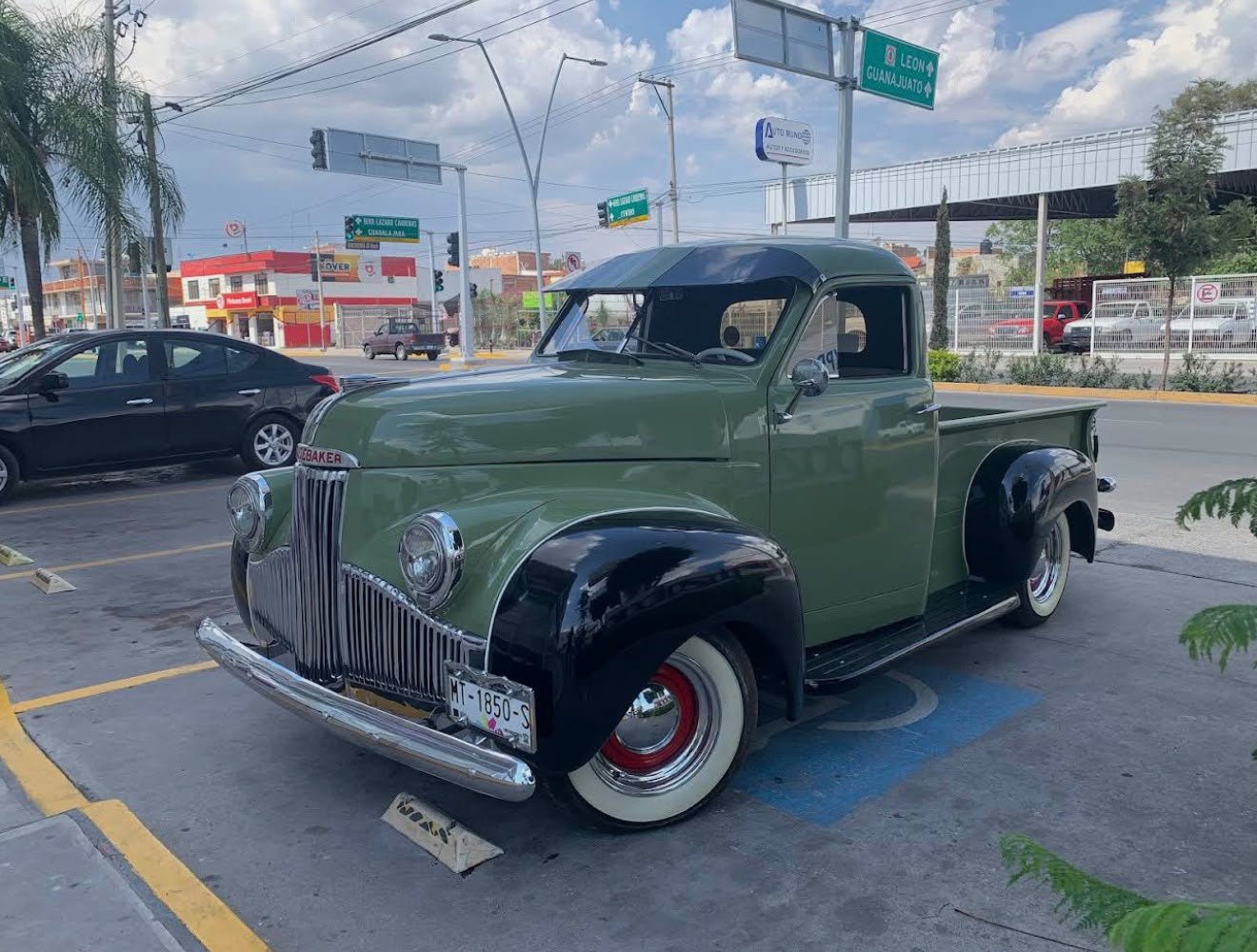 Pickup verde clásica restaurada